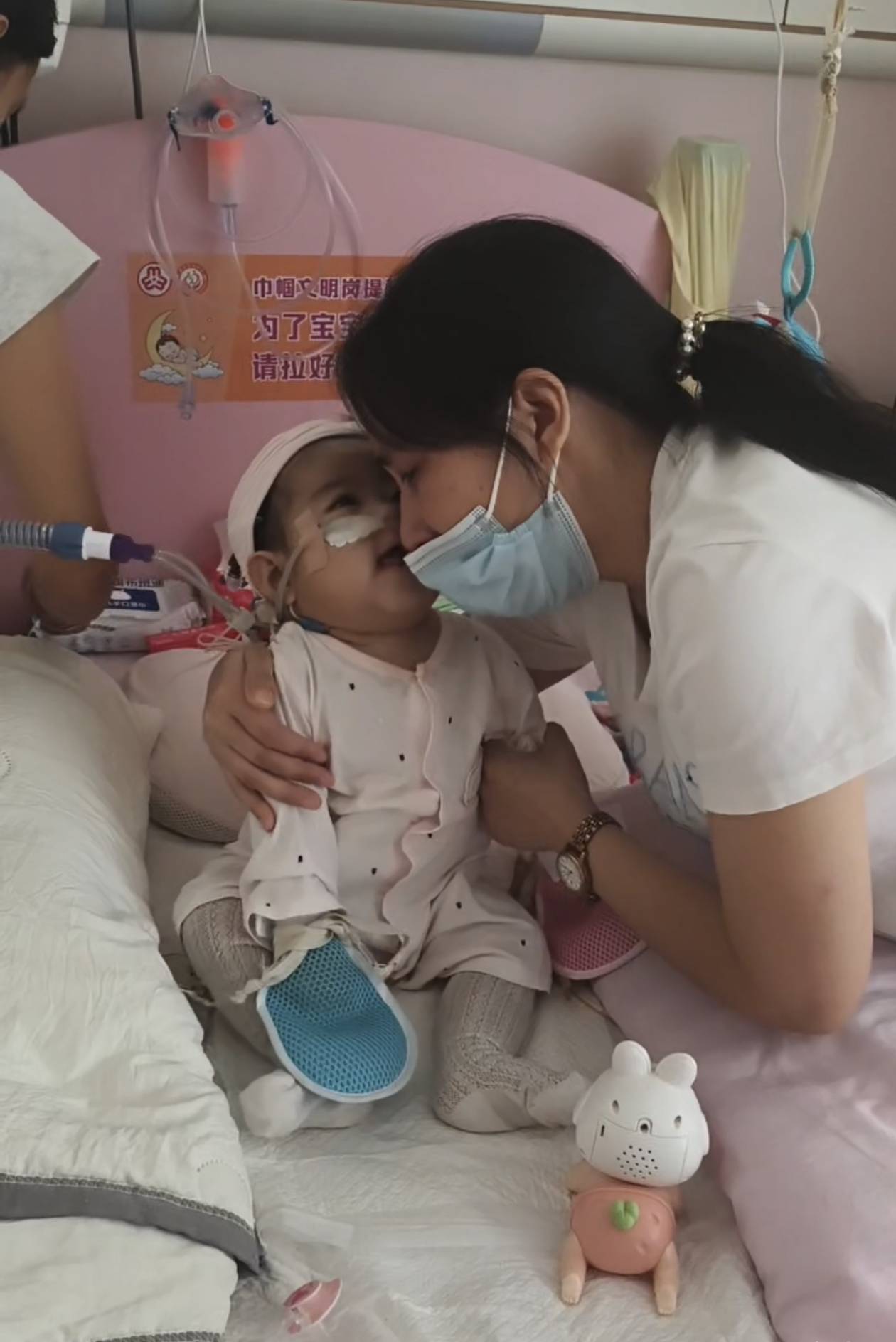 奶奶在哭<strong></p>
<p>虚拟币涨速软件</strong>，宝宝在笑！40天女婴重病，00后父亲割肝救女，术后这一幕让网友泪奔