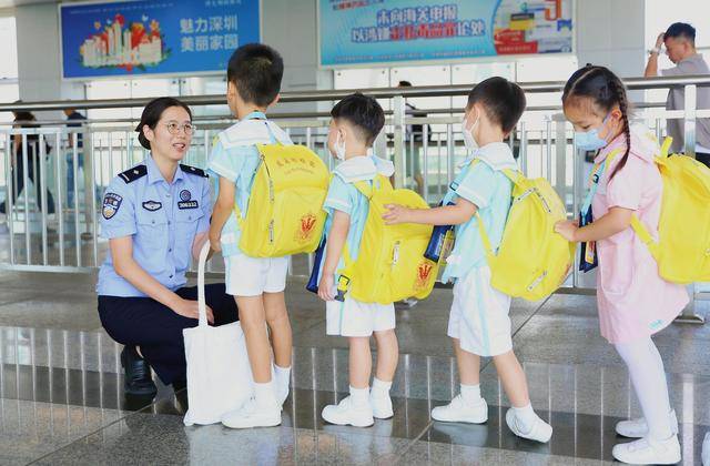 深港跨境学童开学了<strong></p>
<p>股票</strong>，刷指纹10秒快捷通关