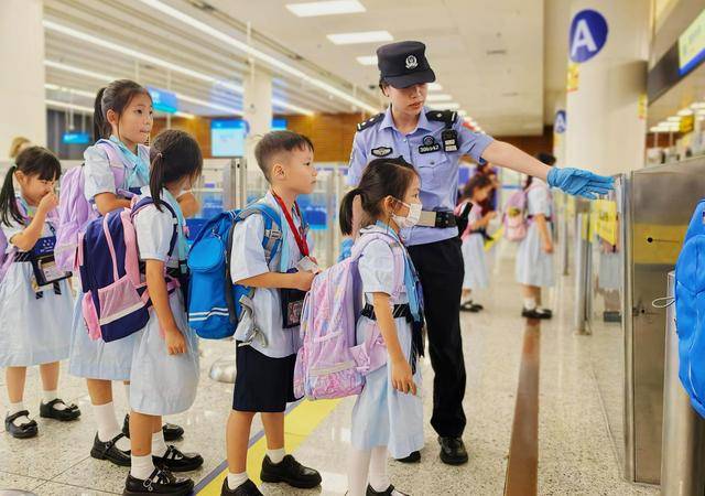 深港跨境学童开学了<strong></p>
<p>股票</strong>，刷指纹10秒快捷通关
