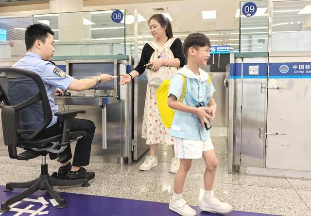 深港跨境学童开学了<strong></p>
<p>股票</strong>，刷指纹10秒快捷通关