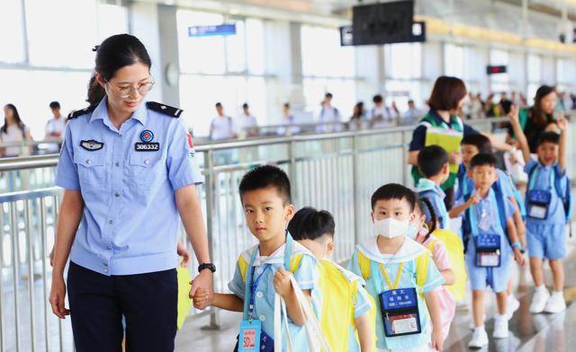深港跨境学童开学了<strong></p>
<p>股票</strong>，刷指纹10秒快捷通关