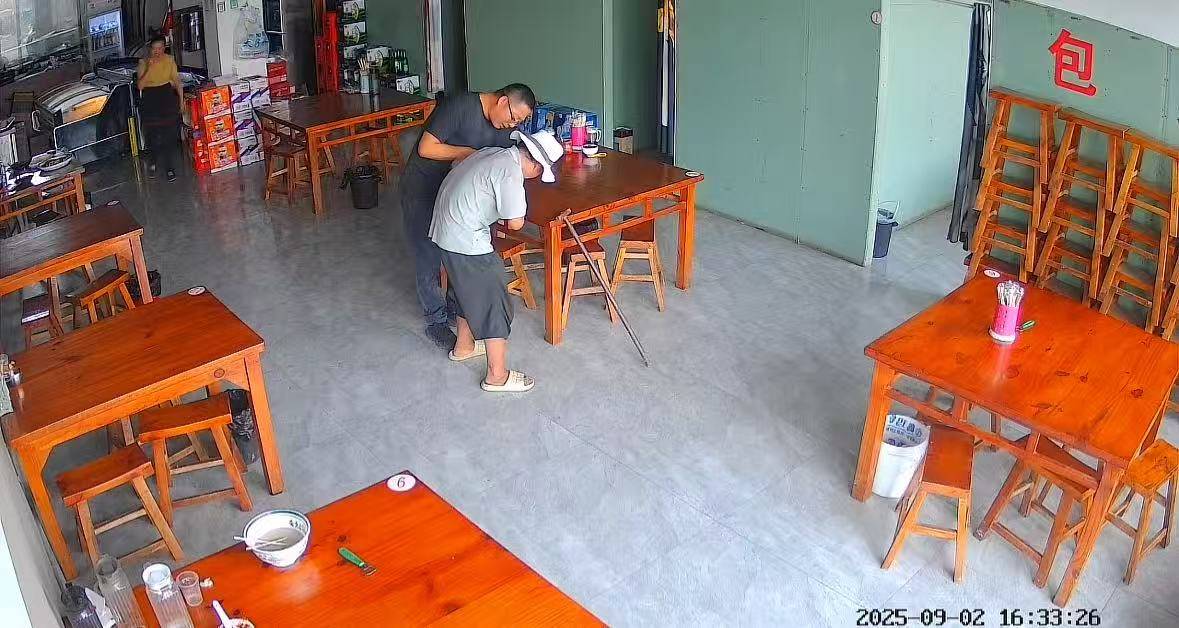 店门口大爷竹筐卖不动<strong></p>
<p>虚拟币</strong>，河南周口面馆老板暖心发视频帮卖，网友隔空下单：我出钱你送人