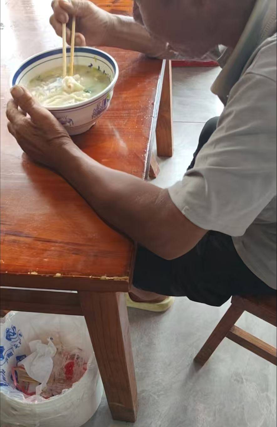 店门口大爷竹筐卖不动<strong></p>
<p>虚拟币</strong>，河南周口面馆老板暖心发视频帮卖，网友隔空下单：我出钱你送人