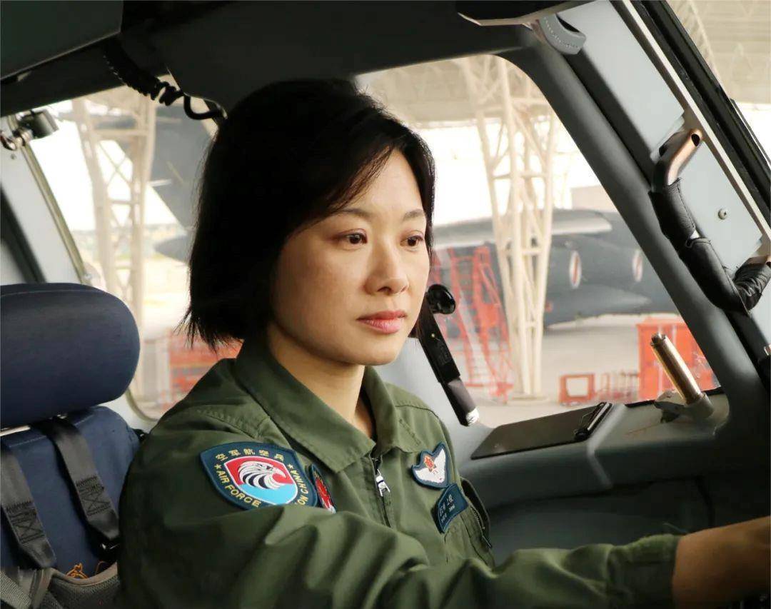 阅兵最帅女机长<strong></p>
<p>虚拟币</strong>，是她！