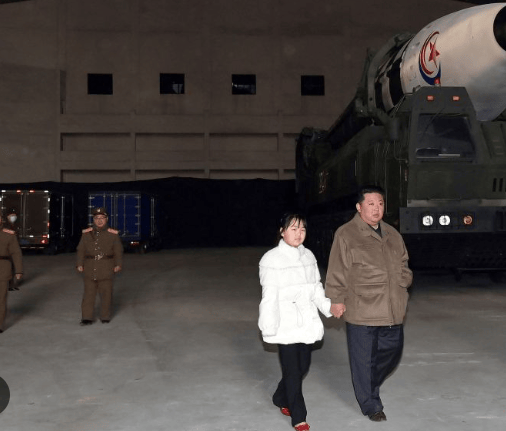 金正恩女儿首登国际舞台<strong></p>
<p>知乎</strong>，引爆接班传闻！英国首相被架空，工党内斗成全武行…