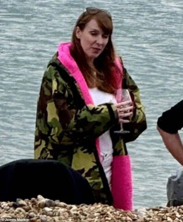 金正恩女儿首登国际舞台<strong></p>
<p>知乎</strong>，引爆接班传闻！英国首相被架空，工党内斗成全武行…
