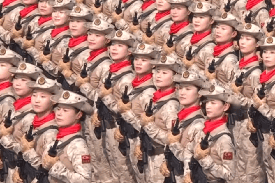 “民兵方队中一眼就认出了她<strong></p>
<p>知乎</strong>，我们的陈老师！”