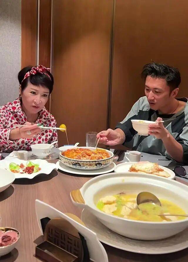 考古|89岁谢贤现身依旧时髦！与小49岁女友分手后开搞事业<strong></p>
<p>知乎</strong>，疑已交代后事的他太潇洒
