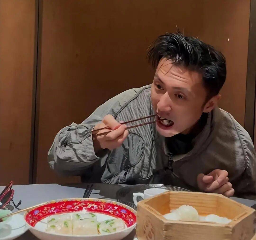 考古|89岁谢贤现身依旧时髦！与小49岁女友分手后开搞事业<strong></p>
<p>知乎</strong>，疑已交代后事的他太潇洒