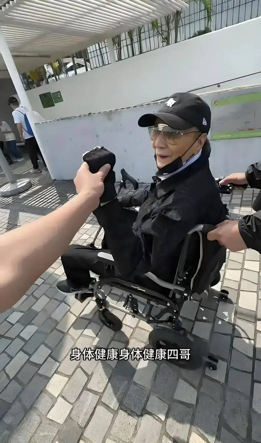 考古|89岁谢贤现身依旧时髦！与小49岁女友分手后开搞事业<strong></p>
<p>知乎</strong>，疑已交代后事的他太潇洒