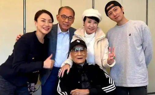 考古|89岁谢贤现身依旧时髦！与小49岁女友分手后开搞事业<strong></p>
<p>知乎</strong>，疑已交代后事的他太潇洒