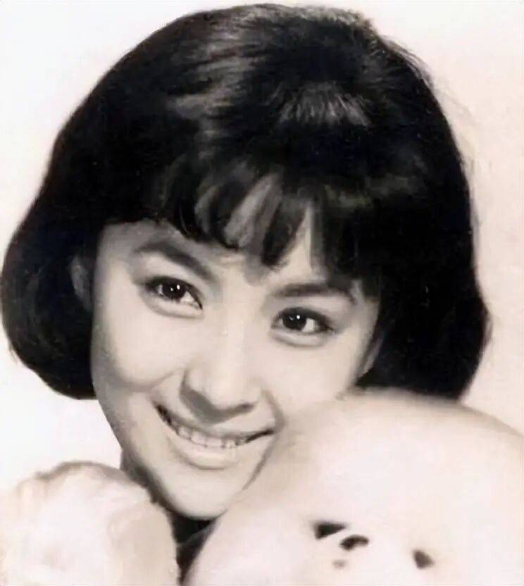 考古|89岁谢贤现身依旧时髦！与小49岁女友分手后开搞事业<strong></p>
<p>知乎</strong>，疑已交代后事的他太潇洒