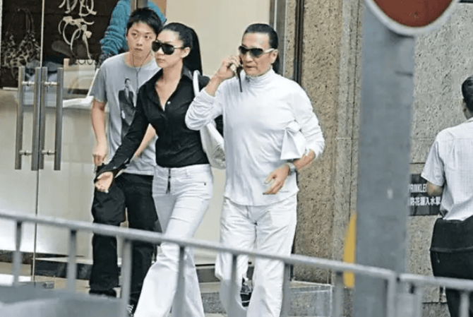 考古|89岁谢贤现身依旧时髦！与小49岁女友分手后开搞事业<strong></p>
<p>知乎</strong>，疑已交代后事的他太潇洒