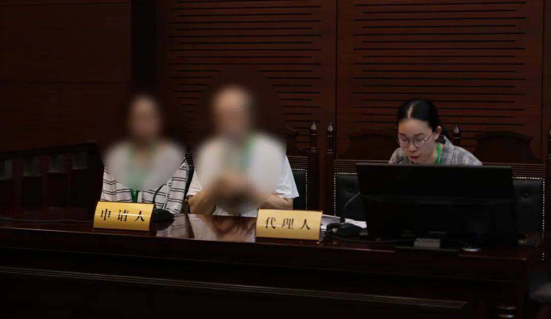 母亲病逝<strong></p>
<p>知乎</strong>，生父不明，留下一双女儿谁来监护？八旬外祖父诉至法院：我来！