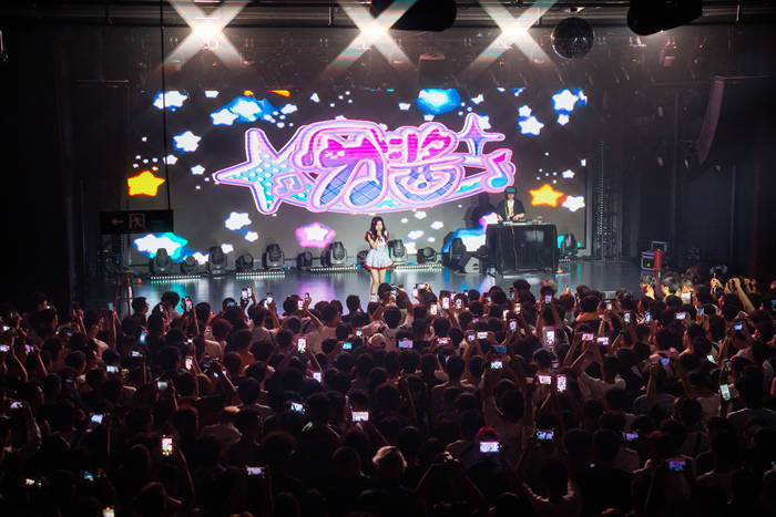 明星不够用了<strong></p>
<p>知乎</strong>，网红“接管”演唱会