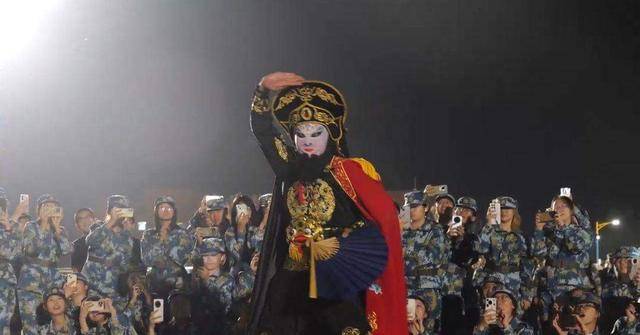 兰州大学军训期间大一女生表演川剧吐火<strong></p>
<p>虚拟币板块股票</strong>，校方：学生来自东北，因个人爱好自学