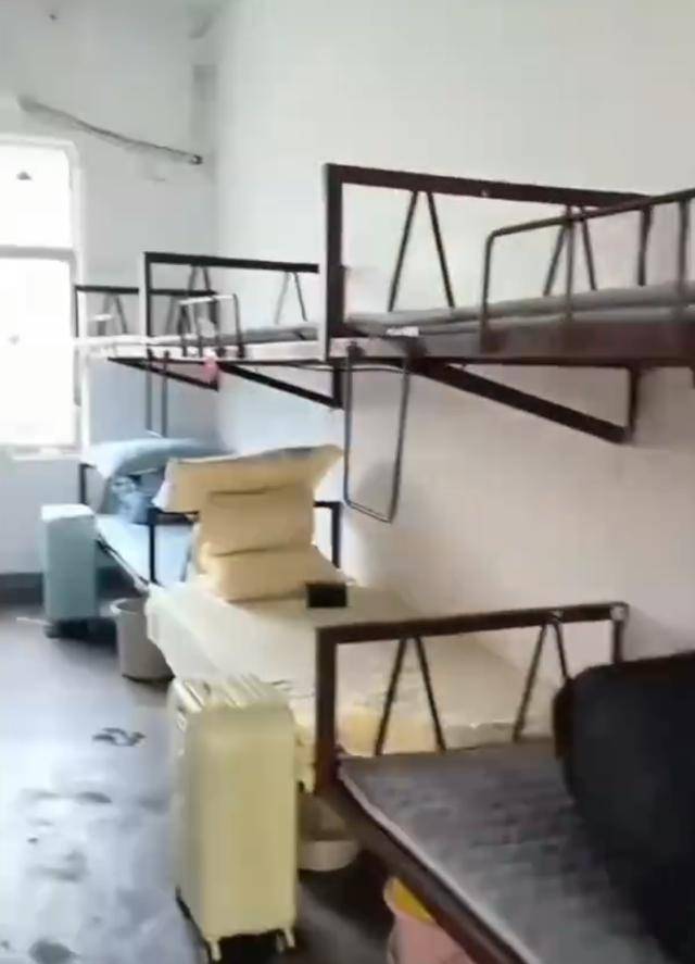 湖南一学生宿舍床铺仅用三角铁和螺丝固定<strong></p>
<p>虚拟币板块股票</strong>，学校回应