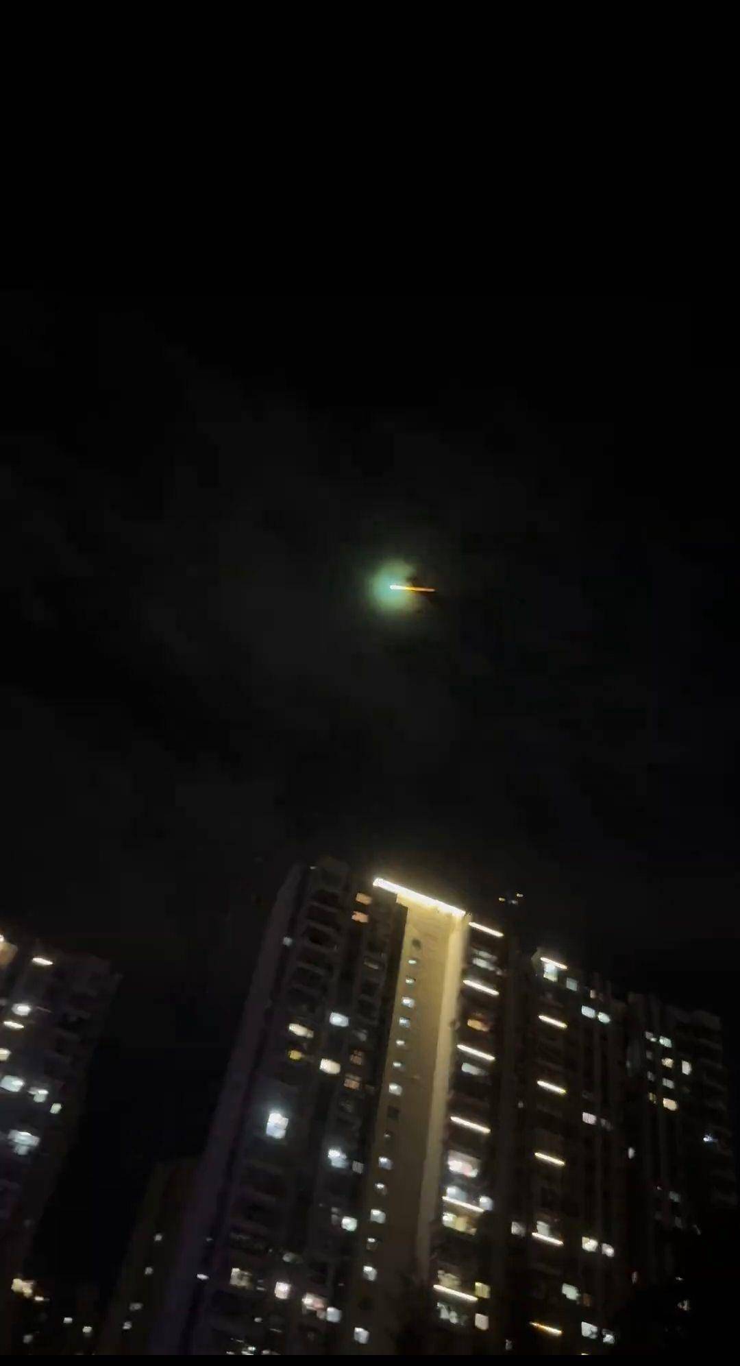 福建多地夜空现不明飞行物？目击者称速度极快放蓝绿色光芒<strong></p>
<p>虚拟币名言</strong>，专家回应