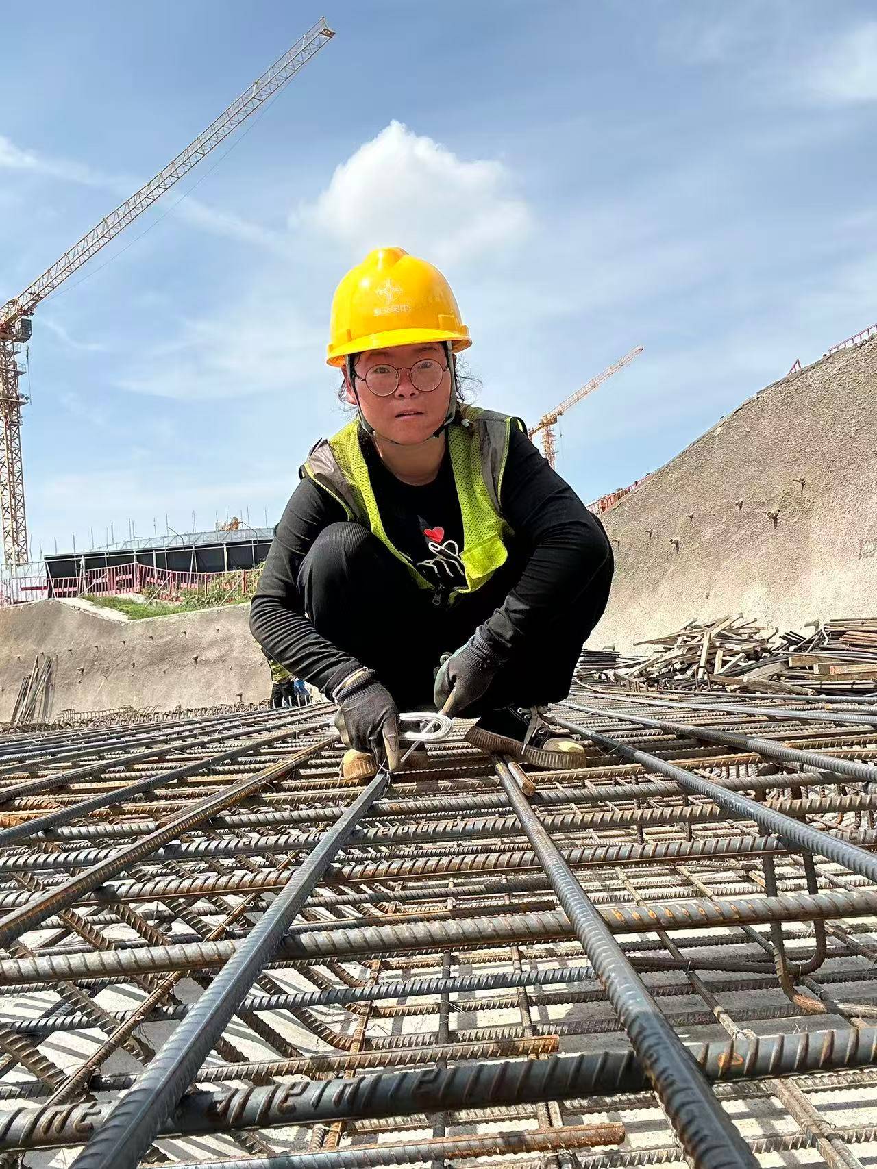 00后女孩工地绑钢筋5年成家里经济支柱：汗水流进眼睛特别疼<strong></p>
<p>虚拟币现场交易</strong>，工友让我干轻松的活