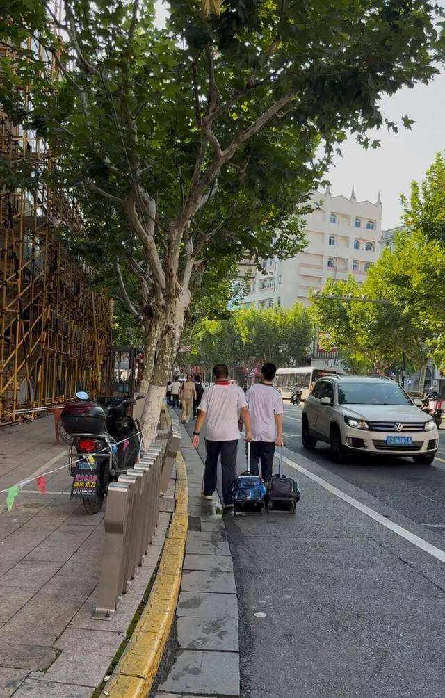 事发上海校门口！学生上学像闯关：夹缝中慢慢腾挪<strong></p>
<p>虚拟币现场交易</strong>，与非机动车迎面对冲…家长担忧：何时是头