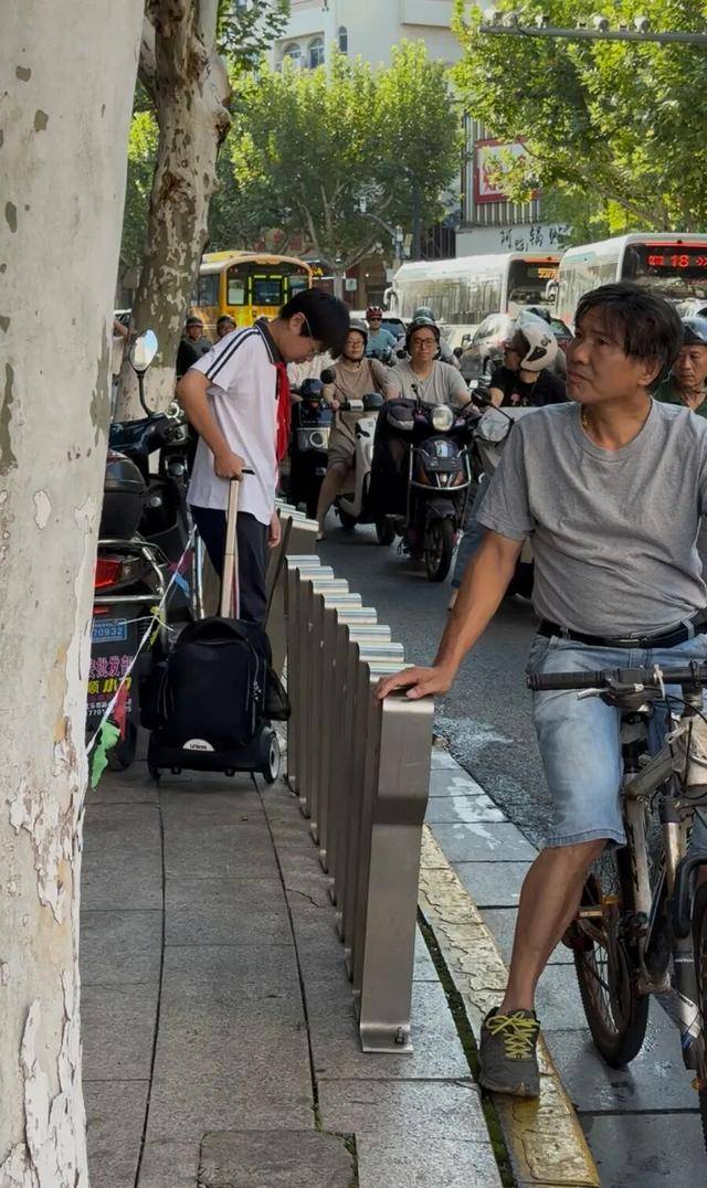 事发上海校门口！学生上学像闯关：夹缝中慢慢腾挪<strong></p>
<p>虚拟币现场交易</strong>，与非机动车迎面对冲…家长担忧：何时是头