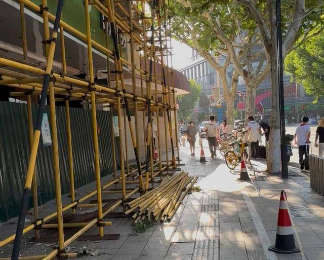 事发上海校门口！学生上学像闯关：夹缝中慢慢腾挪<strong></p>
<p>虚拟币现场交易</strong>，与非机动车迎面对冲…家长担忧：何时是头