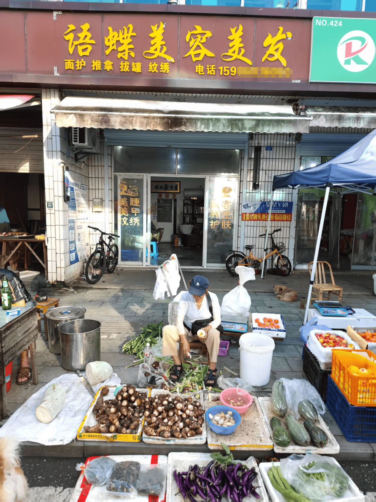 浙江一店主允许大妈门口摆摊<strong></p>
<p>火币交易网站</strong>，时常被大妈“投喂”蔬果：每次收摊时，都打扫得干干净净