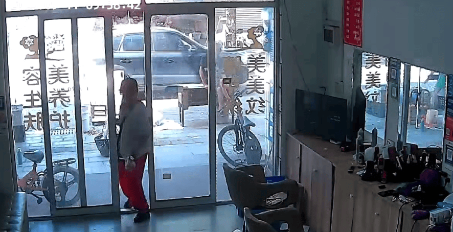 浙江一店主允许大妈门口摆摊<strong></p>
<p>火币交易网站</strong>，时常被大妈“投喂”蔬果：每次收摊时，都打扫得干干净净