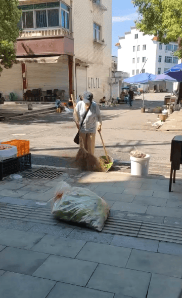 浙江一店主允许大妈门口摆摊<strong></p>
<p>火币交易网站</strong>，时常被大妈“投喂”蔬果：每次收摊时，都打扫得干干净净