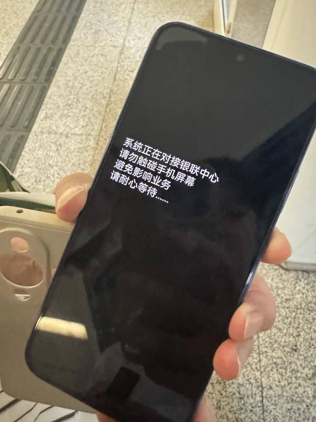 一根牙签“抢”回25万元！一老年乘客手机被“黑”<strong></p>
<p>虚拟币买卖委托价</strong>，地铁值班站长紧急取卡