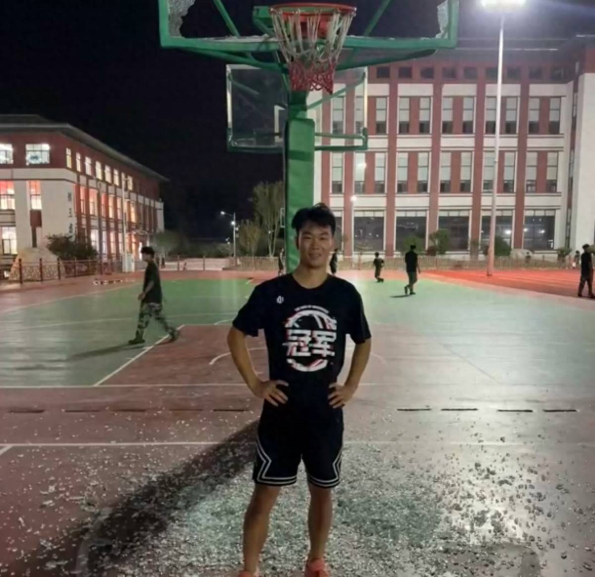 郑州178厘米大学生扣碎篮板<strong></p>
<p>虚拟币委托价低了</strong>，校方：说明弹跳力好！学校出资购买新篮板，已安装好