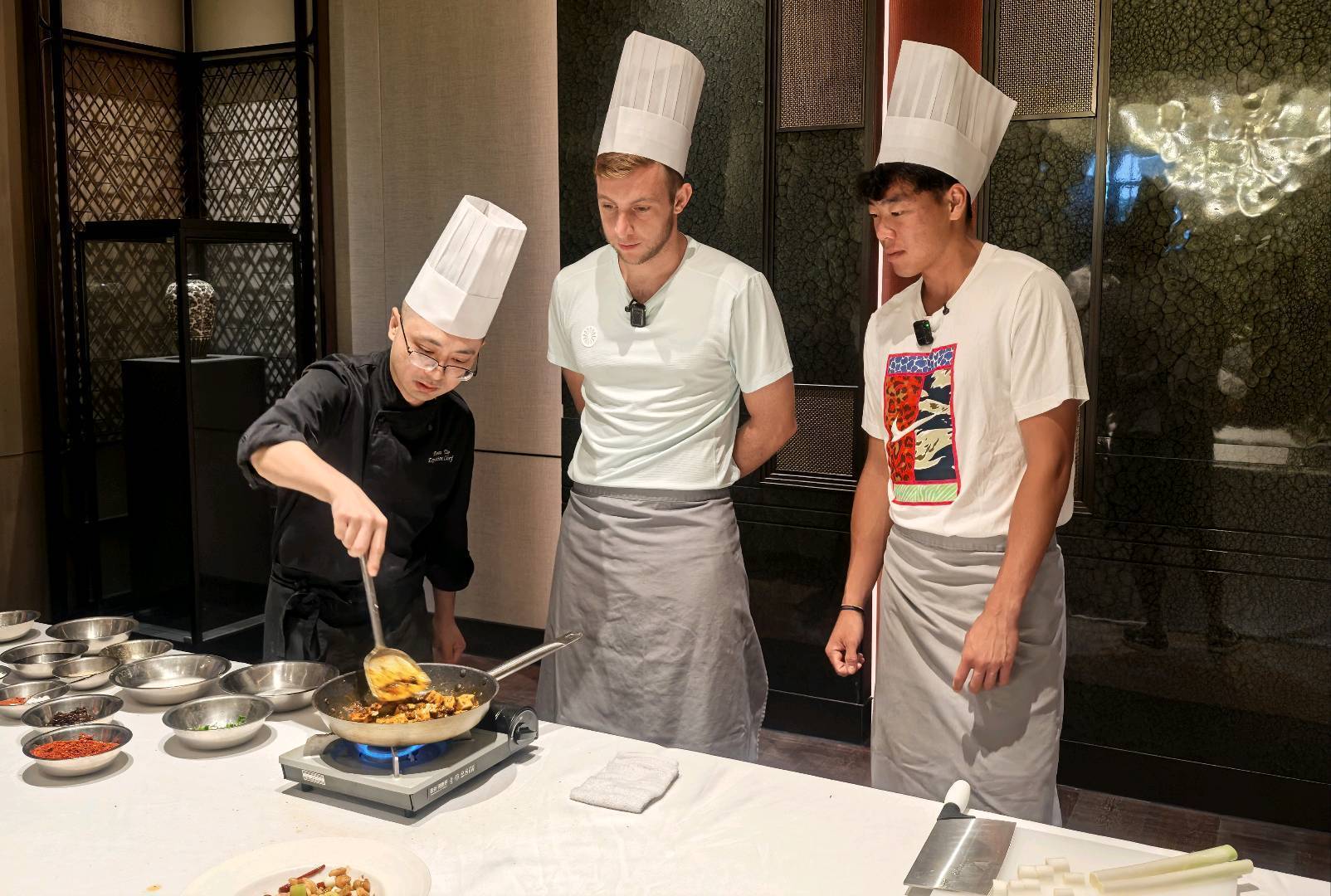 从握网球拍到手握锅铲 网球新星格里科斯普、黄泽林成都学炒川菜