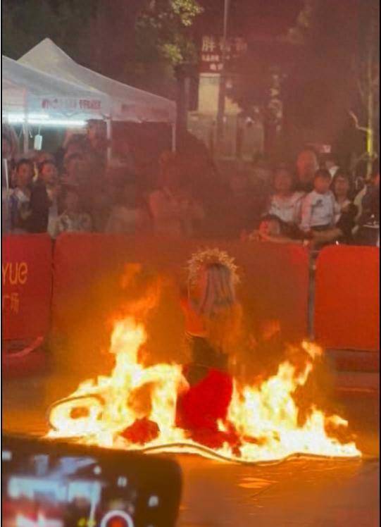 云南昆明商场表演“火裙舞”<strong></p>
<p>钱包</strong>，一名女演员裙子引燃被烧伤