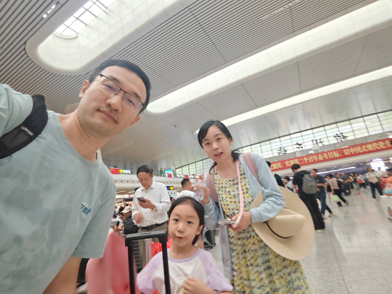 全杭州的娃都出动了？这是刚刚的火车东站<strong></p>
<p>虚拟币天王</strong>！秋假大军即将席卷全国
