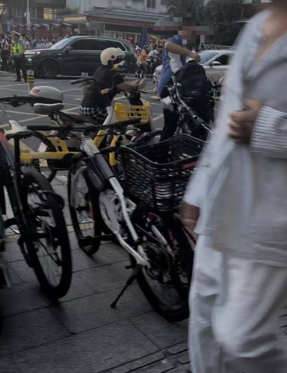 深圳一医院门口被指“举步维艰”<strong></p>
<p>虚拟币天王</strong>！整治后记者实探:仍很堵