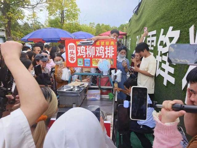 被流量砸中的“鸡排哥”：炸到中暑<strong></p>
<p>虚拟币天王</strong>，每天睡三四个小时，怕辜负顾客不舍得休息