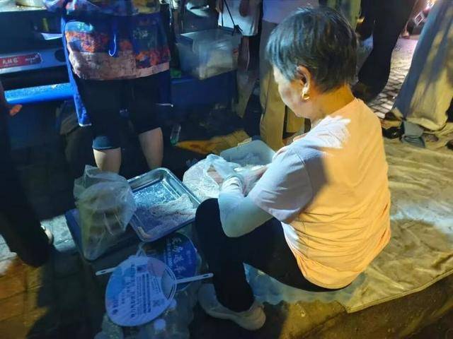 被流量砸中的“鸡排哥”：炸到中暑<strong></p>
<p>虚拟币天王</strong>，每天睡三四个小时，怕辜负顾客不舍得休息