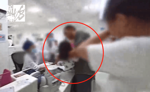 事发上海晚高峰！汹涌车流中<strong></p>
<p>虚拟币挖矿芯片</strong>，一男子绝望跳车，直奔民警而去……