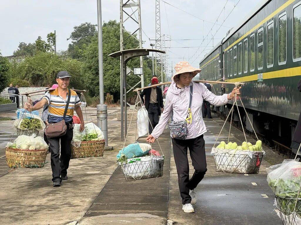 纸质火车票退场<strong></p>
<p>虚拟币挖矿芯片</strong>，每道折痕里都藏着远方、爱情与山河记忆
