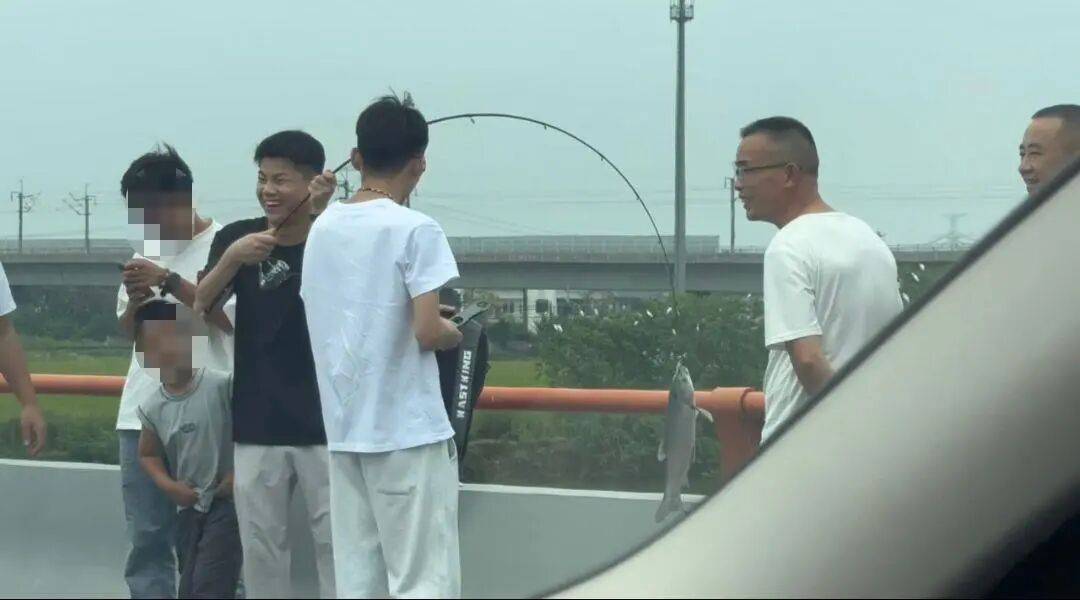 男子高速遇堵车下车钓鱼<strong></p>
<p>虚拟币模拟交易</strong>，首竿即中！开怀大笑：“鱼送路人了”