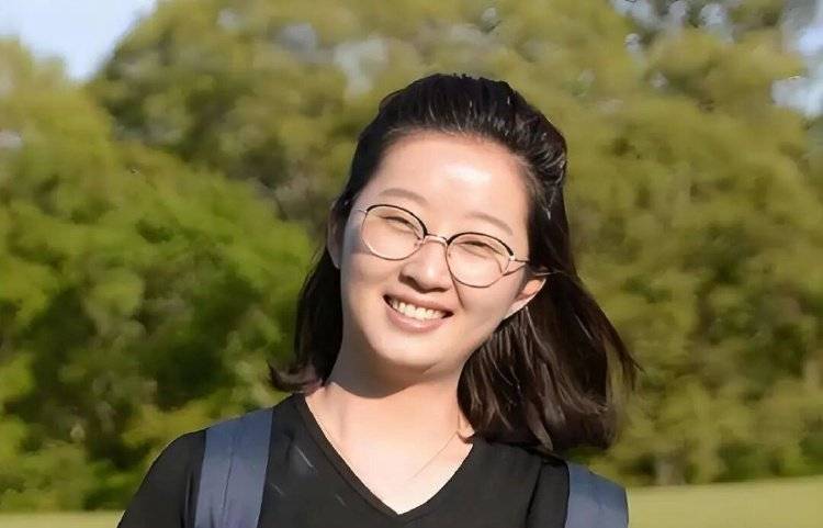 章莹颖男友国庆探望章父并协助直播<strong></p>
<p>虚拟币模拟交易</strong>，网友劝其早点结婚，本人回应