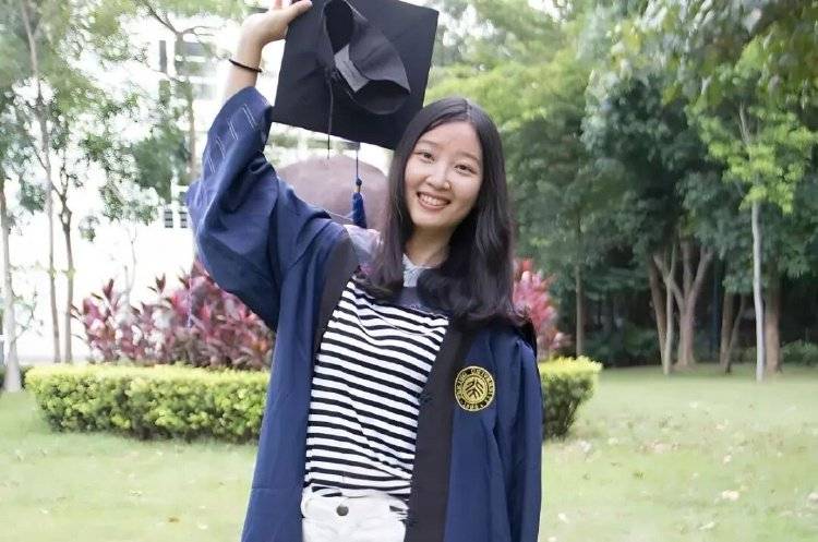 章莹颖男友国庆探望章父并协助直播<strong></p>
<p>虚拟币模拟交易</strong>，网友劝其早点结婚，本人回应