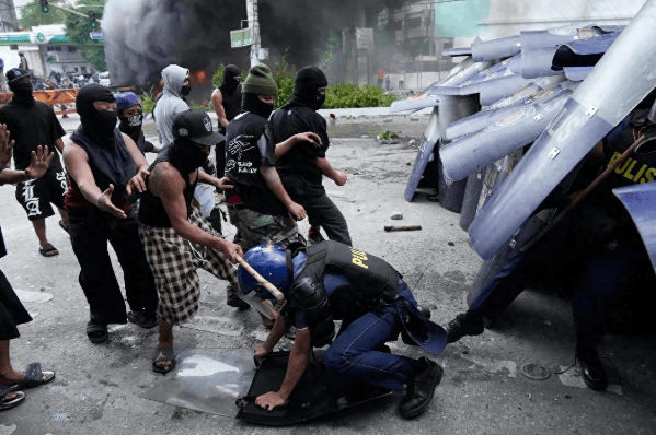 总统府前被烧成火海<strong></p>
<p>虚拟币模拟交易</strong>，总统却下落不明！菲律宾一夜变天，20城全乱了