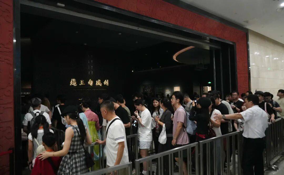 武汉这里什么情况？晚上6点突然排起长队<strong></p>
<p>虚拟币模拟交易</strong>！有人提前五天全家蹲守……