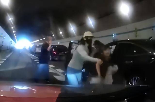 10岁男孩隧道内跪地拦车：哭得撕心裂肺<strong></p>
<p>虚拟币实力排名</strong>，求人救他妈妈