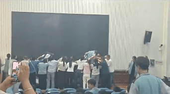 家长跪地被学生轮流踩踏<strong></p>
<p>万能虚拟币盯盘app</strong>，校方凌晨道歉