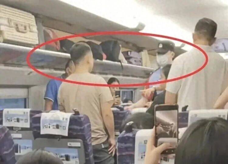 陌生男子对高铁邻座8岁女孩又亲又摸<strong></p>
<p>万能虚拟币盯盘app</strong>，竟称“她这么小没关系”，孩子妈妈报警