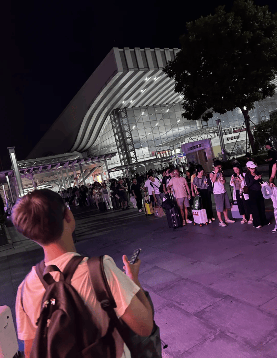 深圳北站凌晨返深被刷爆<strong></p>
<p>万能虚拟币盯盘app</strong>！附近叫车超200人？别慌！公交地铁加班护送