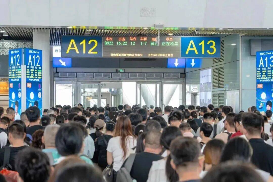 深圳北站凌晨返深被刷爆<strong></p>
<p>万能虚拟币盯盘app</strong>！附近叫车超200人？别慌！公交地铁加班护送