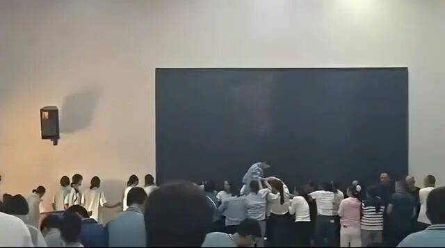 家长们跪成一排<strong></p>
<p>万能虚拟币盯盘app</strong>，学生蒙眼从背上踩过？教育局回应河南一中学举办活动引热议：正调查处理
